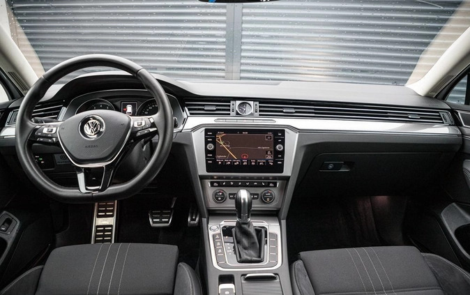 Volkswagen Passat cena 81900 przebieg: 191000, rok produkcji 2017 z Kowal małe 301
